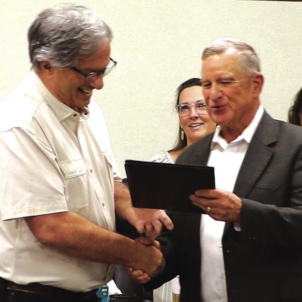At the Hamilton County Commissioners Court meeting on Tuesday, Sheriu Tommy Ratliu presented Hamilton County Judge James Yates with a commendation recognizing his continuous engagement with the command center and community during the Rio Escondido Fire last month.