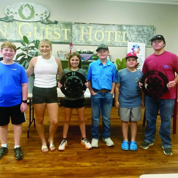 4-H SERVES COMMUNITY